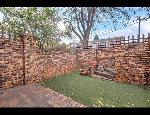 2 BEDROOM TOWNHOUSE FOR SALE IN WINDSOR EAST